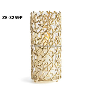 Candelabro de Metal con Base de Hierro Sólido para Centros de Mesa, Diseño Simétrico, Decoración Navideña para el Hogar, Hecho a Mano por Zahid Exports India - Product Image 1