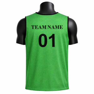 Chaleco de entrenamiento verde con nombre y número 01, tela de malla transpirable para práctica deportiva - Product Image 3
