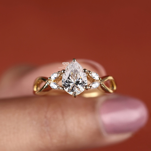 Anillo de compromiso con diamante cultivado en laboratorio de corte pera inspirado en la naturaleza, con piedras laterales marquesa y vástago retorcido, joyería nupcial de oro de 14K - Product Image 4