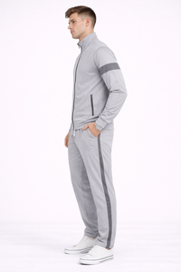 Ensemble de survêtement sport gris argenté premium pour homme avec empiècements latéraux contrastés, conçu pour une performance et un confort modernes - Product Image 2