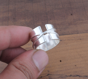 Vente en gros de bagues de mariage classiques en argent sterling 925, design en laiton bicolore, fabrication artisanale, fournisseur de bijoux unisexes - Product Image 6
