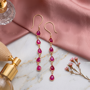 Pendientes colgantes lineales de oro amarillo de 18k con rubíes naturales en forma de pera y múltiples piedras engastadas al estilo bisel, de Memoria Jewels, al por mayor. - Product Image 3