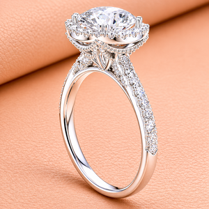 Bague en or blanc certifié avec diamant taille coussin et un magnifique design halo luxueux pour un bijou de fiançailles élégant - Product Image 2