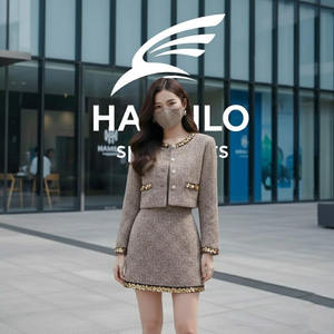 Conjunto de faldas personalizadas OEM a la moda para mujer, top corto con capucha y estampado de logotipo informal, conjunto de faldas con capucha para invierno - Product Image 1