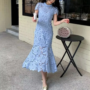 Robe de soirée longue pour femme, bleu clair, en dentelle, col montant, manches courtes, imprimé floral, coupe trompette, élégante et modeste - Product Image 1