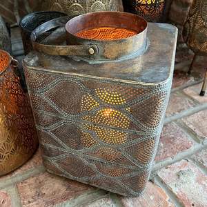 Lanternes rustiques haut de gamme avec porte-bougies décoratifs faits à la main et durables pour les hôtels, les centres de villégiature et les centres d'événements - Product Image 2