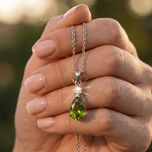Oferta del Mes de Agosto: Colgantes y Dijes Finos de Peridoto en Forma de Pera, Oro Blanco, Brillo Verde Natural, Joyería de Lujo con Signos Zodiacales, Regalo Moderno para Mujer, Coleccionable - Product Image 1