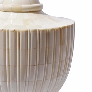 Lampe de table contemporaine en os incrusté, artisanale, mobilier de luxe pour la maison - Product Image 3
