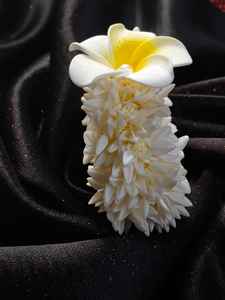 กำไลข้อมือดอกลีลาวดีพร้อมดอกมะลิหอม และพวงดอกไม้ประดับผมสำหรับงานเมห์นดี ฮัลดี ซันจีต นิกาห์ งานแต่งงาน - Product Image 4