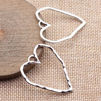 Colgante de Corazón Abierto Texturizado de 39x31mm en Aleación de Zinc Plateado Antiguo para Recuerdo de Ramo de Novia
