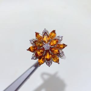 Anillo de Compromiso Clásico de Plata de Ley 925 con Forma de Flor y Circonita Cúbica en Corte Pera, Regalo para Mujer en Aniversario de Bodas o Fiestas - Product Image 1