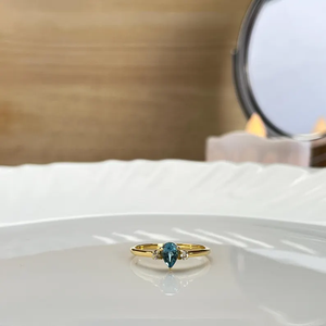 Anillo de compromiso y boda Swiss Beauty con topacio azul, anillo de circonita cúbica, anillo con gema de corte pera. - Product Image 1