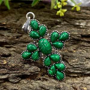 Colgante de Cruz de Plata de Ley con Malaquita, Joyería Artesanal con Piedras Preciosas, Regalo Religioso de Diseño Exclusivo para Ella, Diseño Único y Moderno - Product Image 1