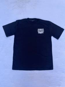 เสื้อยืดแขนสั้นสีดำสำหรับผู้ชาย ยี่ห้อ Harry Johnson ทรงปกติ ผ้าคอตตอนเจอร์ซีย์ สวมใส่สบาย คอกลม พิมพ์ลายโลโก้ด้านหน้า เนื้อผ้าเบา น้ำหนักเบา พิมพ์ลายดิจิทัล - Product Image 1