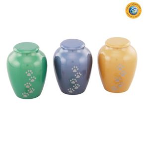 Recuerde a sus mascotas queridas con esta elegante urna de metal para cremación con un hermoso diseño de huella de pata de Linea Exports. - Product Image 2