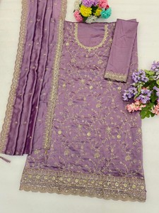 Costume semi-couture en soie Vichitra d'exportation Dhwaja avec broderie et travail de sequins - Product Image 6