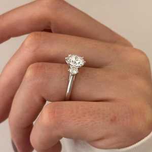 Bague à trois pierres en diamant de laboratoire rond de 2 carats E VVS2, bague trilogie de 2,5 carats au total en or blanc 14 carats, bague triade, certifiée IGI - Product Image 5