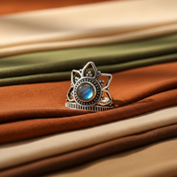 Bague statement en laiton plaqué argent fait main, sertie d'une pierre de labradorite en forme de couronne, motif lotus bohème, légère et au design unique