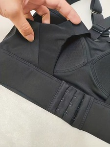 Soutien-gorge de yoga à bretelles réglables |   Haut de sport respirant avec empiècements en mesh |   Vêtements de sport sans fil à compression pour femmes - Product Image 3