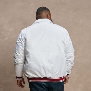 Chaqueta Varsity de Satén Premium para Hombre 2026, Chaqueta Bomber de Satén Blanca con Parches de Chenilla Marrón, Estilo Urbano HD - Product Image 4
