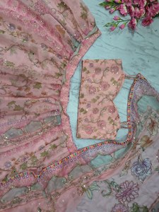 Lehenga Choli Tradicional Indio Rosa de Diseñador, Cosido a Mano, Último Modelo para Bodas y Fiestas de Verano, con Bordado, Lentejuelas y Espejos - Product Image 4