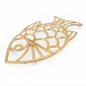Sous-plat décoratif de luxe en métal doré en forme de poisson, ajouré, en aluminium, résistant à la chaleur, pour hôtel - Product Image 1