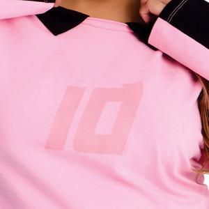 En gros, Maillot de football américain décontracté pour femme, rose et noir, coupe courte, manches longues, avec empiècements contrastants, style streetwear, coupe ajustée, mode décontractée - Product Image 4