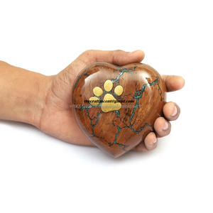 Urnes funéraires en bois en forme de cœur pour animaux de compagnie Urnes funéraires en laiton incrusté de souvenirs de la meilleure qualité Vente en gros - Product Image 5