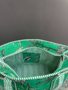 Sac fourre-tout matelassé en coton Kantha pour femme, fermeture ouverte, lot en gros avec doublure en tissu et deux poignées pour le voyage - Product Image 5