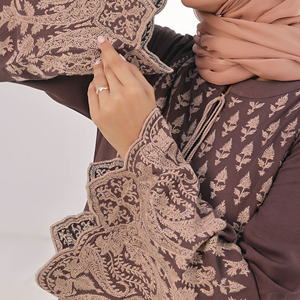 Nouvelle Abaya brodée tendance, magnifique motif uni, vêtements islamiques, style Dubaï, Abaya avec hijab - Product Image 6