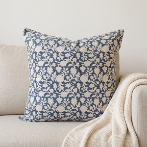 Housse de coussin décorative imprimée à la main, motif floral botanique taupe, pour un style contemporain de la maison - Product Image 2