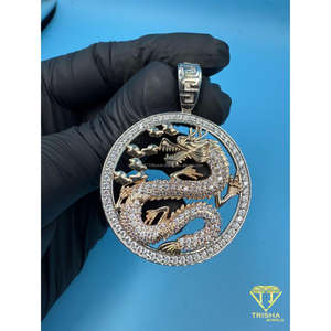 Colgante Espíritu de Dragón Arge con Borde de Diamantes Moissanite y Acabado Plateado, Joyería Hip Hop Bling para Hombre - Product Image 3