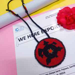 Collar con Colgante de Tortuga Hecho a Mano con Cuentas Rojas, Negras, Amarillas y Blancas y Cordón Largo para un Estilo Artístico Tradicional - Product Image 6