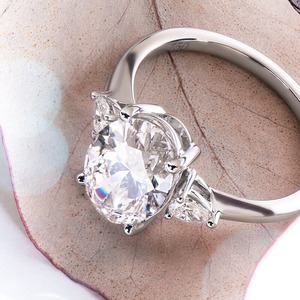 Bague de fiançailles à trois pierres en diamant de laboratoire ovale de 2,30 carats, or blanc 14 carats, pierre latérale en forme de poire, bijoux de mariée - Product Image 6