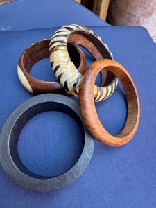 Bracelets en bois poli faits à la main, couleur naturelle, écologiques, tendance, modernes, bijoux de luxe pour femmes, biologiques - Product Image 1