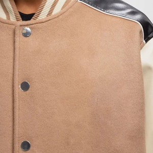 Veste universitaire pour homme, couleur unie beige, manches blanches et empiècements noirs aux épaules, col rabattu, style décontracté - Product Image 4