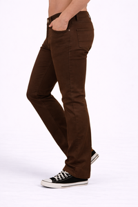 Jean décontracté coupe droite pour homme en tissu extensible confortable de couleur brun cacao intense – Un essentiel quotidien confectionné à partir de tissu riche en coton de qualité supérieure - Product Image 2