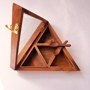 Caja de especias triangular de madera con tapa de vidrio, organizador de hierbas hecho a mano para cocina, almacenamiento decorativo de masala, organizador de especias de madera - Product Image 2
