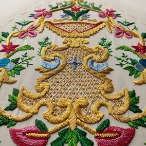 Panel bordado a mano con motivos florales en oro para altar de iglesia, velo de calice, vestimenta litúrgica, banderín de seda, parche. - Product Image 2