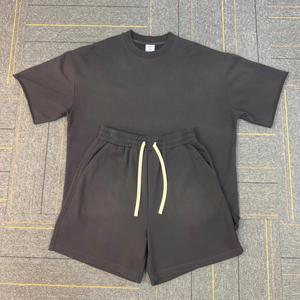 ชุดเสื้อยืดและกางเกงขาสั้นผู้ชาย ผ้าโพลีเอสเตอร์/คอตตอน 260 กรัม ปักลายเรียบง่าย ระบายอากาศได้ดี สไตล์วินเทจ สตรีทแวร์ ทรงหลวม โอเวอร์ไซส์ สำหรับฤดูร้อน - Product Image 1