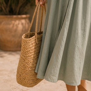Robe midi tissée à col en V et fines bretelles, taille haute, coupe trapèze, couleur unie, respirante, en viscose, décontractée, d'été, boutonnée sur le devant, ourlet classique - Product Image 6