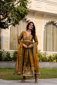 Robe Anarkali en satin brodé Fendy avec dupatta assortie, ensemble entièrement cousu, coupe évasée, tenue scintillante (II 38) DC - Product Image 5