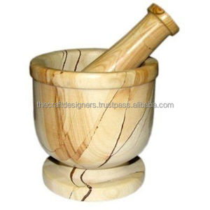 Mortier et pilon en bois naturel au look rustique, parfait pour broyer efficacement les herbes, les épices et les racines - Product Image 3