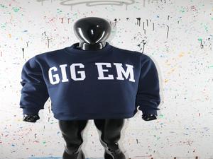 Sudadera GIG EM DARK BLUE con cuello alto, 100% algodón, con apliques bordados blancos, cuello ancho, hilos finos. - Product Image 3