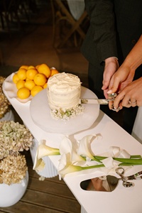 Soporte de Pastel de Resina Hecho a Mano de Lujo con Borde Festoneado – Exhibidor de Postres Decorativo Moderno para Panadería, Bodas y Decoración del Hogar - Product Image 4