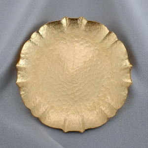 Plato base de latón con acabado pulido a espejo para decoración de mesas en eventos formales o bodas, con un toque de lujo. - Product Image 1