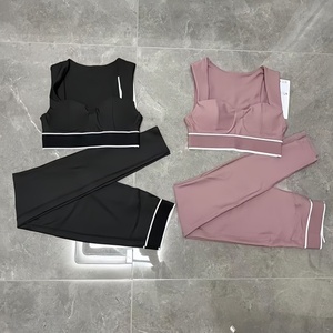 Conjunto de Yoga de 2 Piezas Rojo Sólido Transpirable: Top de Tirantes Cruzados con Cuello Redondo y Pantalones Cortos de Cintura Alta con Elástico, 100% Poliéster con Contraste - Product Image 5