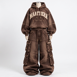 Conjunto de dos piezas de sudadera con capucha de mezclilla lavada marrón y pantalones cargo holgados para mujer, estilo urbano oversize, con múltiples bolsillos, venta al por mayor personalizada - Product Image 3