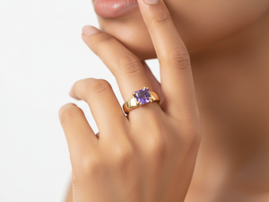 Anillo de latón chapado en oro de 18 quilates con amatista |   Solitario con Corte Esmeralda - Product Image 2