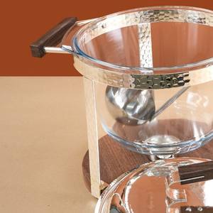 Soupière moderne en verre avec support en métal martelé et base en bois, chauffe-plat avec louche pour buffet de luxe et service traiteur - Product Image 4